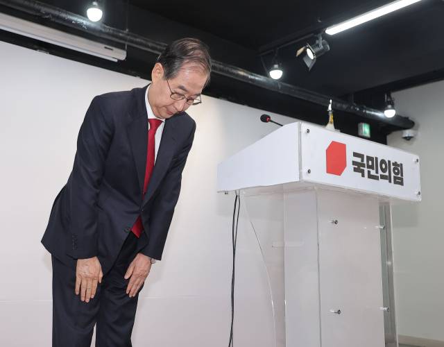 ▲한덕수 대선 예비후보가 10일 서울 여의도 국민의힘 중앙당사에서 긴급 기자회견에 참석하며 인사하고 있다. ⓒ연합뉴스