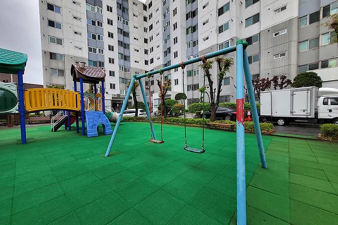 서울 광진구 자양동의 한 아파트 단지 놀이터 전경.