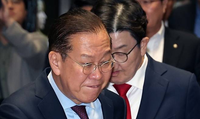 국민의힘 권영세 비상대책위원장과 권성동 원내대표가 5일 서울 여의도 국회에서 열린 의원총회에 참석하고 있다. 연합뉴스