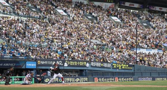 지난 6일 서울 송파구 잠실야구장에서 열린 2025 프로야구 LG 트윈스 vs 두산 베어스의 경기, 야구팬들이 응원전을 펼치고 있다. 뉴시스