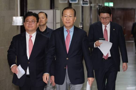 기자회견 나서는 권영세 비대위원장 - 국민의힘 권영세 비상대책위원장이 10일 서울 여의도 국회에서 사상 초유의 대선 후보 교체에 대한 입장을 밝히기 위해 기자회견 장소로 이동하고 있다. 왼쪽부터 강명구 비서실장, 권 비대위원장, 신동욱 수석대변인.  연합뉴스