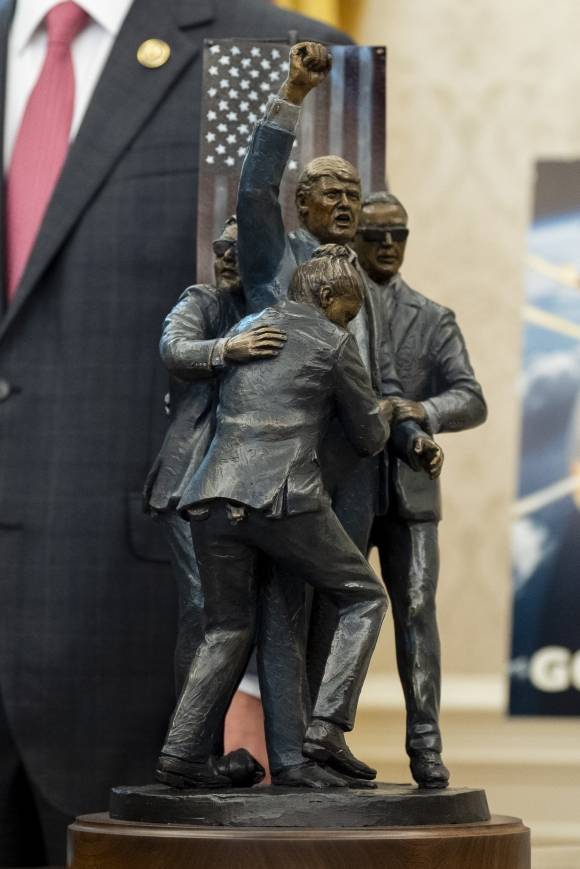 백악관의 대통령 공식집무실인 오벌 오피스에 자리잡은 트럼프 조각상. AP 연합뉴스