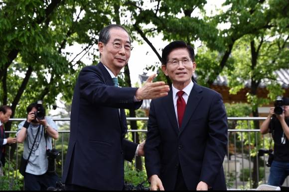 국민의힘 김문수(오른쪽) 대선 후보와 한덕수 대선 예비후보. 2025.5.8 공동취재