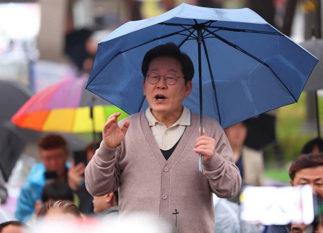 이재명 더불어민주당 대선 후보가 제3차 골목골목 경청투어로 경북지역 방문에 나선 9일 경북 고령군 대가야역사공원 내 대가야정 앞에서 연설을 하고 있다. 연합뉴스