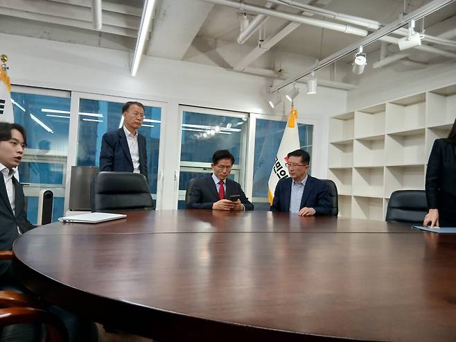 5월10일 오전 국민의힘 지도부의 대통령 후보 교체 결정에 불복한 김문수 후보가 대통령 후보실 점거에 들어갔다. ⓒ시사IN 김수혁