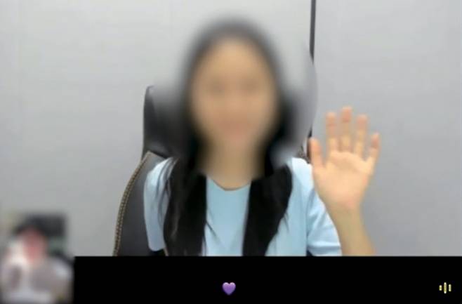 로맨스 스캠 조직이 딥페이크로 만든 여성을 내세워 피해자와 영상통화를 하는 모습 ⓒ울산경찰청 제공