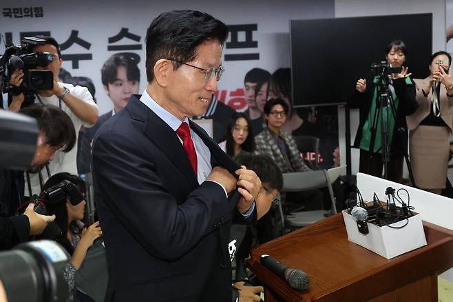 김문수 국민의힘 대선 후보가 10일 오전 서울 여의도 캠프 사무실에서 당 지도부의 대선 후보 교체와 관련해 입장을 밝히기 위해 입장하고 있다. ⓒ연합뉴스