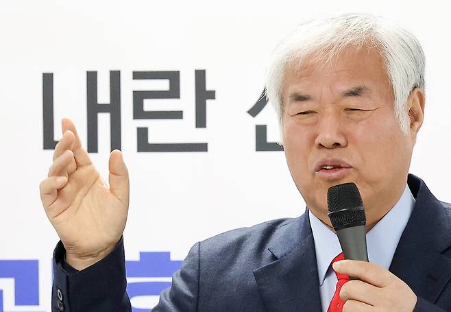 전광훈&nbsp;사랑제일교회 목사가 5일 오전 서울 영등포구 자유통일당 중앙당사에서 열린 서울서부지방법원 난동 사태 관련 기자회견에서 발언하고 있다. ⓒ연합뉴스