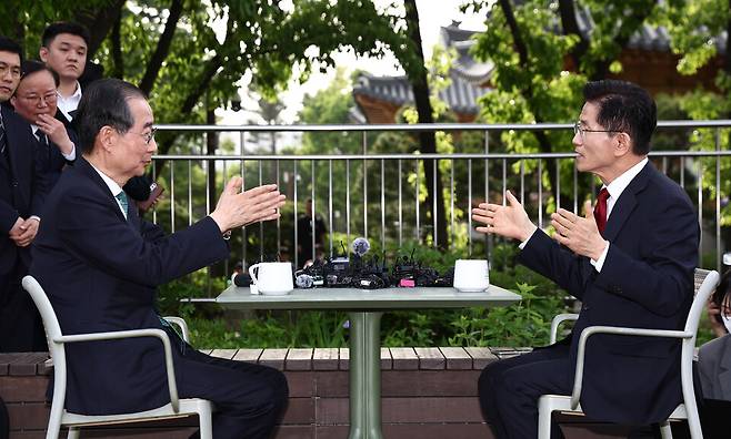 김문수 국민의힘 대선후보와 한덕수 무소속 대선 예비후보가 8일 서울 국회 사랑재에 위치한 커피숍에서 만나 회동하고 있다. ⓒ연합뉴스