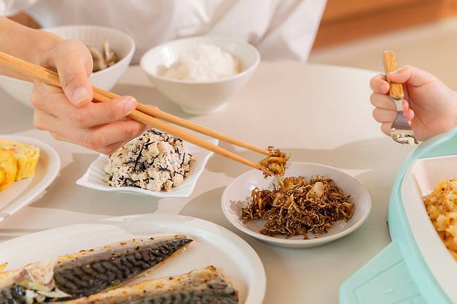 자녀 비만은 가족이 함께 건강한 생활습관으로 바꾸고 노력해야 한다.  가족이 함께 식사를 같이 하는 것이 그렇지 않은 가정보다 아이 비만 확률이 낮다는 연구도 있다      사진제공｜365mc