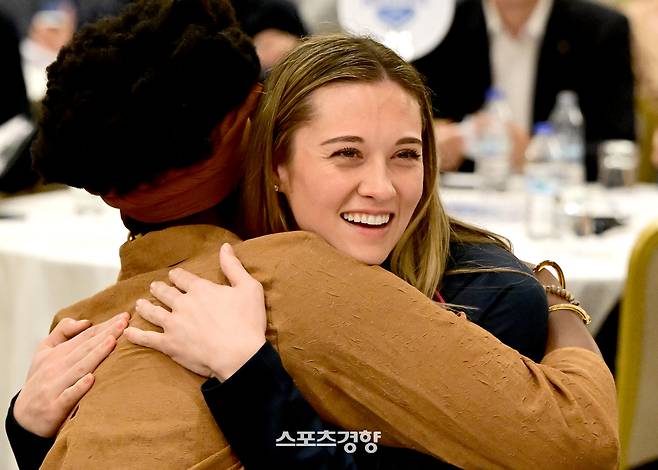 레베카 라셈이 흥국생명에 호명된 뒤 기뻐하며 동료 선수들과 포옹하고 있다. KOVO 제공