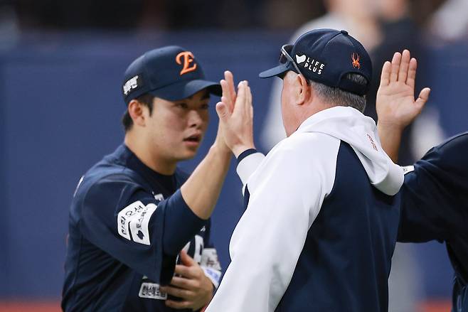 김경문 한화 감독이 9일 키움전에서 결승 홈런을 친 문현빈과 하이파이브하고 있다. 연합뉴스