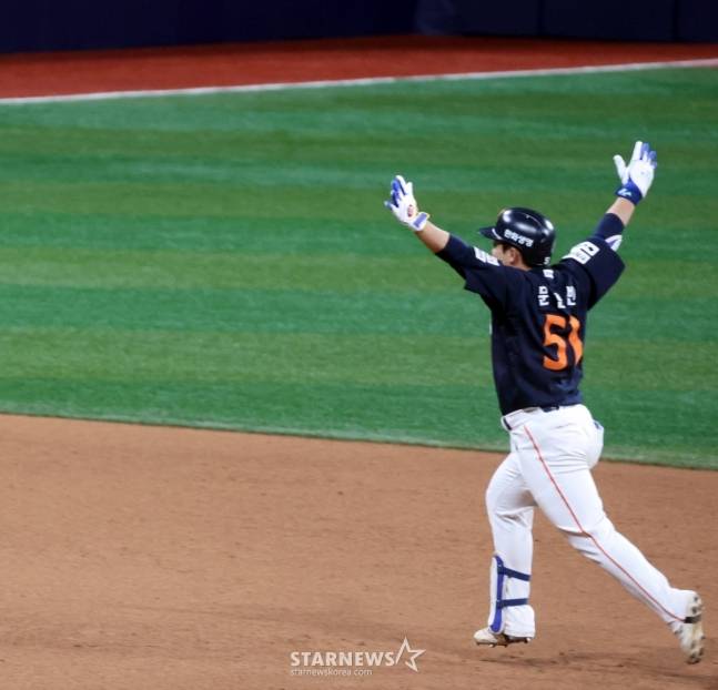 한화 3번타자 문현빈이 9일 고척스카이돔에서 열린 2025 KBO리그 키움히어로즈와 한화이글스 경기 9회초 2사 후 4-4 균형을 깨며 10연승의 꿈을 꾸게 하는 우월 솔로홈런을 터트린 후 홈인하고 있다. /사진=강영조 선임기자