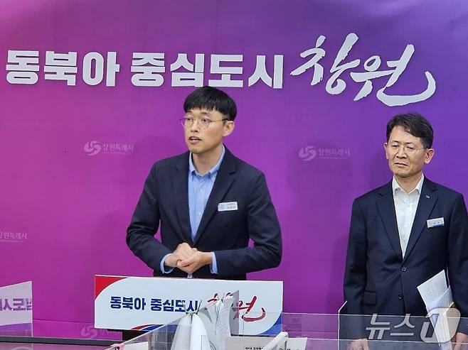 이성민 창원시 문화관광체육국장(왼쪽)이 9일 창원NC파크 재개장과 관련해 긴급 기자회견을 하고 있다. /사진=뉴스1