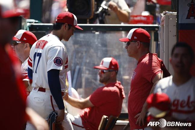 2023년 8월 24일 신시내티전 팔꿈치 부상으로 강판되는 오타니(왼쪽). /AFPBBNews=뉴스1