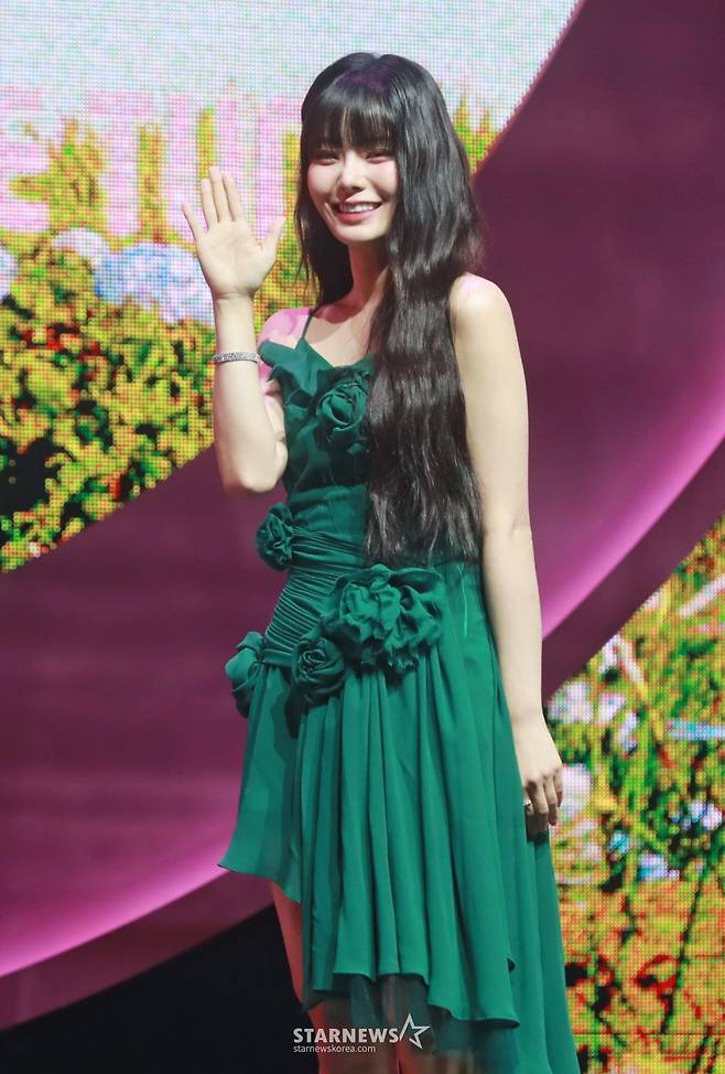 걸그룹 피프티피프티(FIFTY FIFTY) 키나가 20일 오후 서울 광진구 예스24라이브홀에서 진행된 두 번째 미니 앨범 '러브 튠'(Love Tune) 발매 기념 쇼케이스에서 포즈를 취하고 있다. '러브' 버전과 '튠' 버전 2가지로 발매되는 이번 앨범은 타이틀곡 'SOS'와 선공개 곡 '스타리 나잇'(Starry Night)'을 비롯해 '푸시 유어 러브'(Push Your Love), '그래비티'(Gravity), '스태리 나잇', 'SOS' 영어 버전까지 총 6개 곡이 수록됐다. /2024.09.20 /사진=이동훈