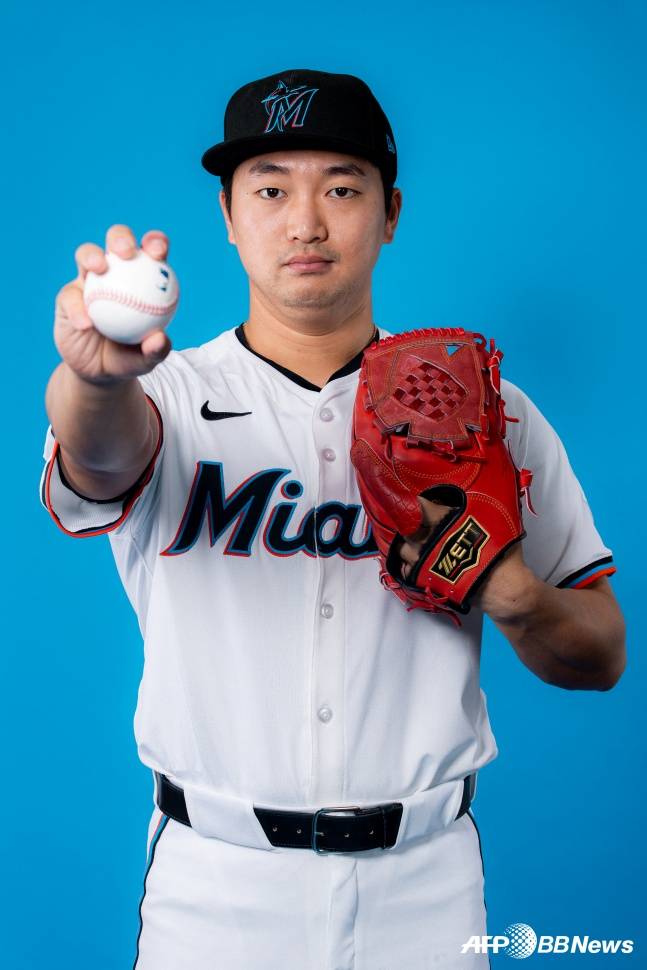 고우석이 마이애미 말린스 유니폼을 입고 포즈를 취하고 있다. /AFPBBNews=뉴스1