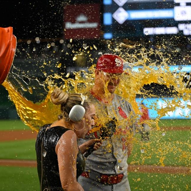 에릭 페디가 10일(한국시간) 미국 워싱턴 D.C. 내셔널스 파크에서 열린 2025 메이저리그 워싱턴전에서 9이닝 완봉승을 거두고 축하받고 있다. /사진=세인트루이스 카디널스 구단 공식 SNS 갈무리