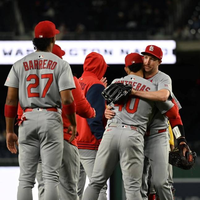 에릭 페디(맨 오른쪽)가 10일(한국시간) 미국 워싱턴 D.C. 내셔널스 파크에서 열린 2025 메이저리그 워싱턴전에서 9이닝 완봉승을 거두고 동료들과 포옹하고 있다. /사진=세인트루이스 카디널스 구단 공식 SNS 갈무리