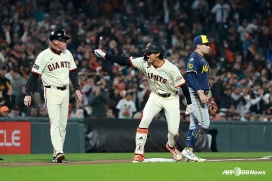 이정후가 밀워키전에서 3루타를 치고 세리머니를 하고 있다. /AFPBBNews=뉴스1