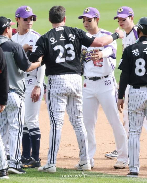 2025 신한 SOL Bank KBO리그 두산 베어스 대 LG 트윈스 경기가 6일 잠실야구장에서 열렸다. LG 8회초 무사 1루에서 1루루자 오스틴(등번호 23번)이 문보경의 내야땅볼 때 2루로 뛰다 두산 2루수 강승호와 충돌하며 부상을 입은 후 퇴장을 하며 미안함을 표하고 있다. /사진=김진경 대기자