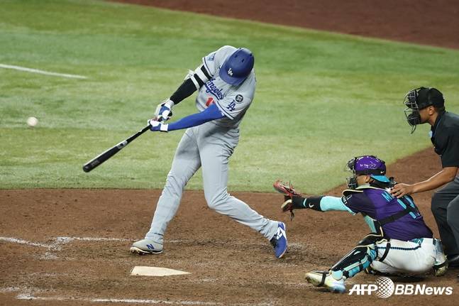 오타니(왼쪽)가 10일 애리조나전 9회초 스리런 홈런을 날리고 있다. /AFPBBNews=뉴스1