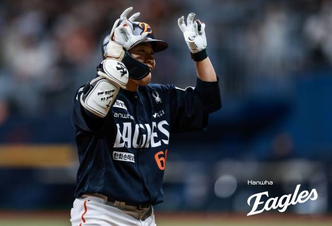 한화 이승현이 10일 고척 키움전 9회초 2사 3루에서 중전 1타점 적시 3루타를 때려낸 뒤 세리머니를 하고 있다. /사진=한화 이글스 제공