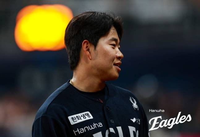 한화 이승현이 10일 고척 키움전 9회초 2사 3루에서 중전 1타점 적시 3루타를 때려낸 뒤 세리머니를 하고 있다. /사진=한화 이글스 제공