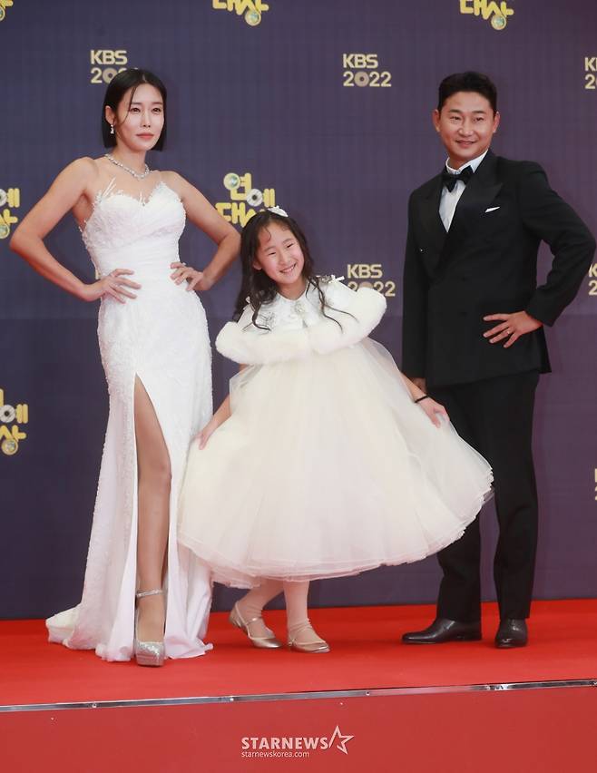 살림남의 이천수, 심하은 부부와 딸 이주은이 24일 오후 서울 여의도 KBS홀에서 진행된 2022 KBS 연예대상 레드카펫 행사에 참석해 포즈를 취하고 있다. /2022.12.24