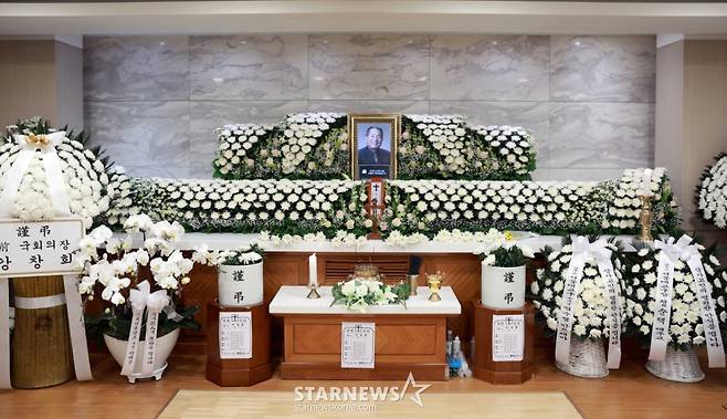 '뽀빠이' 故 이상용이 갑작스럽게 별세한 가운데 10일 오후 서울 서초구 반포동 가톨릭대학교 서울성모병원장례식장 31호실에 마련된 빈소에 영정사진이 놓여있다. /사진공동취재단 2025.05.10 /사진=이동훈 photoguy@