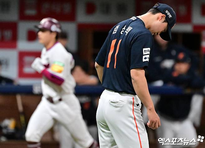 한화 투수 엄상백은 9일 고척스카이돔에서 열린 '2025 신한 SOL Bank KBO 리그' 키움과 주말 3연전 첫 번째 경기에서 선발 등판했다. 피홈런 네 방을 맞아 3⅔이닝 4실점 하며 일찌감치 마운드를 떠나야 했다. 엑스포츠뉴스 고척, 김한준 기자