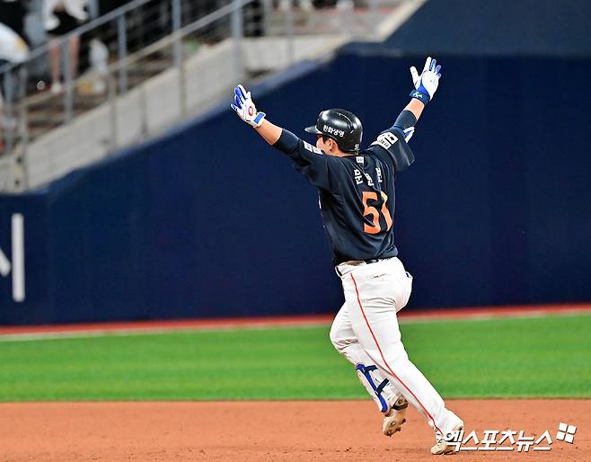 한화 내야수 문현빈은 9일 고척스카이돔에서 열린 '2025 신한 SOL Bank KBO 리그' 키움과 주말 3연전 첫 번째 경기에서 3번 지명타자로 선발 출전했다. 7회초 동점 희생플라이에 이어 9회초 리드를 가져오는 솔로포를 때려 팀 승리에 혁혁한 공을 세웠다. 엑스포츠뉴스 고척, 김한준 기자