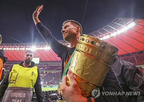 레버쿠젠이 지난 9일(한국시간) 공식 홈페이지를 통해 사비 알론소 감독이 올 시즌을 끝으로 구단을 떠난다고 발표했다.&nbsp;연합뉴스