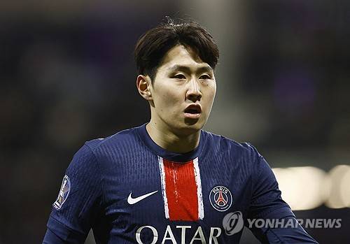 겨울 이적시장부터 불이 붙었던 이강인의 프리미어리그 이적설이 여름 이적시장을 앞두고 다시 불붙기 시작했다. PSG에서 주전 입지를 찾지 못하면서 이강인도 출전 시간을 되찾기 위한 움직임을 시작할 것으로 보인다.   이는 지난 4일(한국시간) 프랑스 유력지 '레키프'의 보도 이후 재점화됐다.연합뉴스