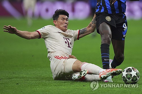 분데스리가 사무국이 10일(한국시간) 공식 홈페이지를 통해 팬들이 선정한 2024-2025시즌 분데스리가 올해의 팀을 발표했다. 수비진에 김민재의 이름은 없었다. 연합뉴스
