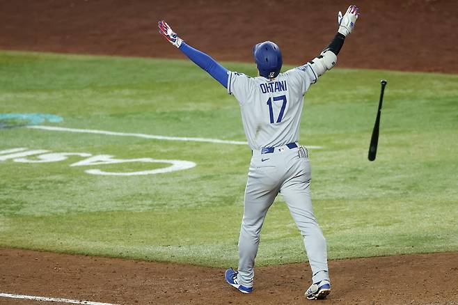 다저스 투타 겸업 스타 오타니는 10일(한국시간) 체이스필드에서 열린 '2025 메이저리그' 애리조나전에서 1번 지명타자로 선발 출전했다. 9회초 결승 홈런포에 이어 4타점을 기록해 팀 승리에 혁혁한 공을 세웠다. 연합뉴스 AFP