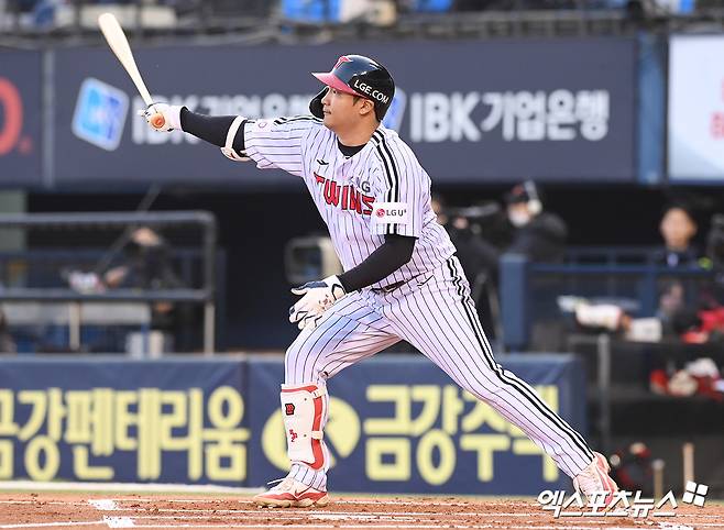 LG 트윈스 문보경이 경기에서 타격하고 있다. 엑스포츠뉴스 DB