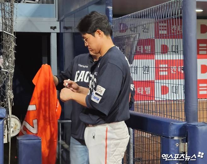 10일 오후 서울 고척스카이돔에서 열린 '2025 신한 SOL Bank KBO리그' 한화 이글스와 키움 히어로즈의 경기, 한화가 9:1로 승리하면서 33년 만에 팀 11연승을 질주했다. 경기 후 한화 채은성이 팬에게 사인을 하고 있다. 고척, 유준상 기자