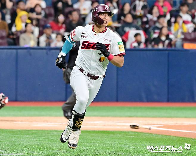 9일 오후 서울 구로구 고척스카이돔에서 열린 '2025 신한 SOL Bank KBO리그' LG 트윈스와 키움 히어로즈의 경기, 1회말 키움 송성문이 솔로 홈런을 날리고 있다. 엑스포츠뉴스 DB