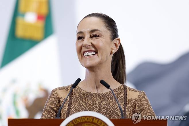 9일(현지시간) 정례 기자회견하는 클라우디아 셰인바움 멕시코 대통령 [멕시코시티 EPA=연합뉴스. 재판매 및 DB 금지]