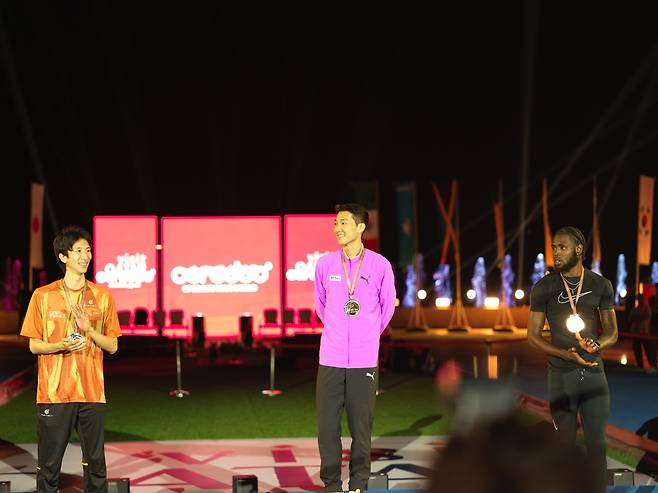 왓 그래비티 챌린지에서 우승한 우상혁 (서울=연합뉴스) 우상혁(가운데)이 10일(한국시간) 카타르 도하 카타라 원형극장에서 열린 왓 그래비티 챌린지 남자 높이뛰기 대회에서 우승한 뒤, 시상식에서 기념 촬영하고 있다. [용인시청 육상팀 제공. 재판매 및 DB금지]