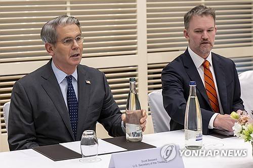 베선트 장관과 그리어 대표 [EPA 연합뉴스 자료사진. 재판매 및 DB 금지]
