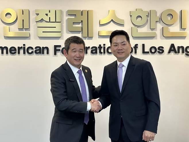 데이브 민 미국 연방 하원의원과 로버트 안 LA한인회장  (로스앤젤레스=연합뉴스) 임미나 특파원 = 한국계 미국 연방 하원의원 데이브 민(민주·캘리포니아)이 9일(현지시간) 미국 로스앤젤레스(LA) 한인회관에서 기자간담회를 연 뒤 로버트 안 LA한인회장과 기념사진을 찍고 있다. 2025.5.10 mina@yna.co.kr