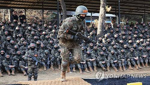 각개전투 훈련하는 훈련병 [연합뉴스 자료사진]
