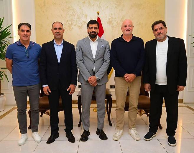 이라크 축구대표팀 사령탑에 선임된 아널드 그레이엄(오른쪽 두번째) 감독 [이라크축구협회 SNS 캡처. 재판매 및 DB 금지]