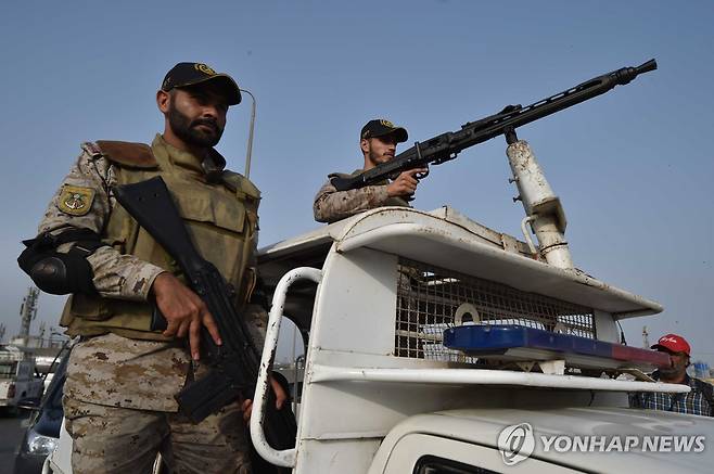경계 근무 서는 파키스탄군 9일 파키스탄 카라치에서 파키스탄군이 경계 근무를 서고 있다.
[EPA 연합뉴스 자료사진. 재판매 및 DB 금지]
