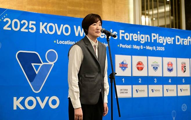 웨더링턴 지명하는 장소연 페퍼저축은행 감독 [한국배구연맹 제공. 재판매 및 DB 금지]