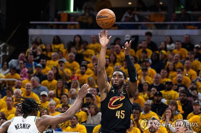슛 던지는 도너번 미첼 [로이터=연합뉴스]