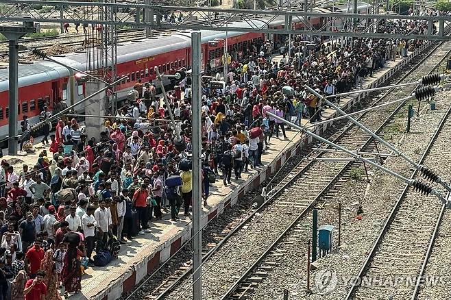 피난가는 시민들 10일 인도 잠무의 기차역에서 피난민들이 기차를 기다리고 있다.
[AFP 연합뉴스 자료사진. 재판매 및 DB 금지]