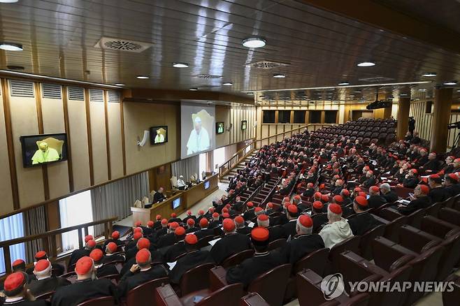 레오 14세 교황 연설 (바티칸 AP=연합뉴스) 레오 14세 교황이 10일(현지시간) 바티칸 시노드홀에서 추기경들에게 연설하고 있다. 2025.05.10 photo@yna.co.kr [바티칸 미디어 제공. 재판매 및 DB 금지]